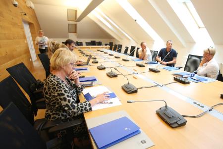 PODPIS POGODBE ZA OBNOVO NOGOMETNEGA IGRIŠČA IN TEKAŠKE STEZE PRI OŠ CERKNICA 02 FOTO LJUBO VUKELIČ